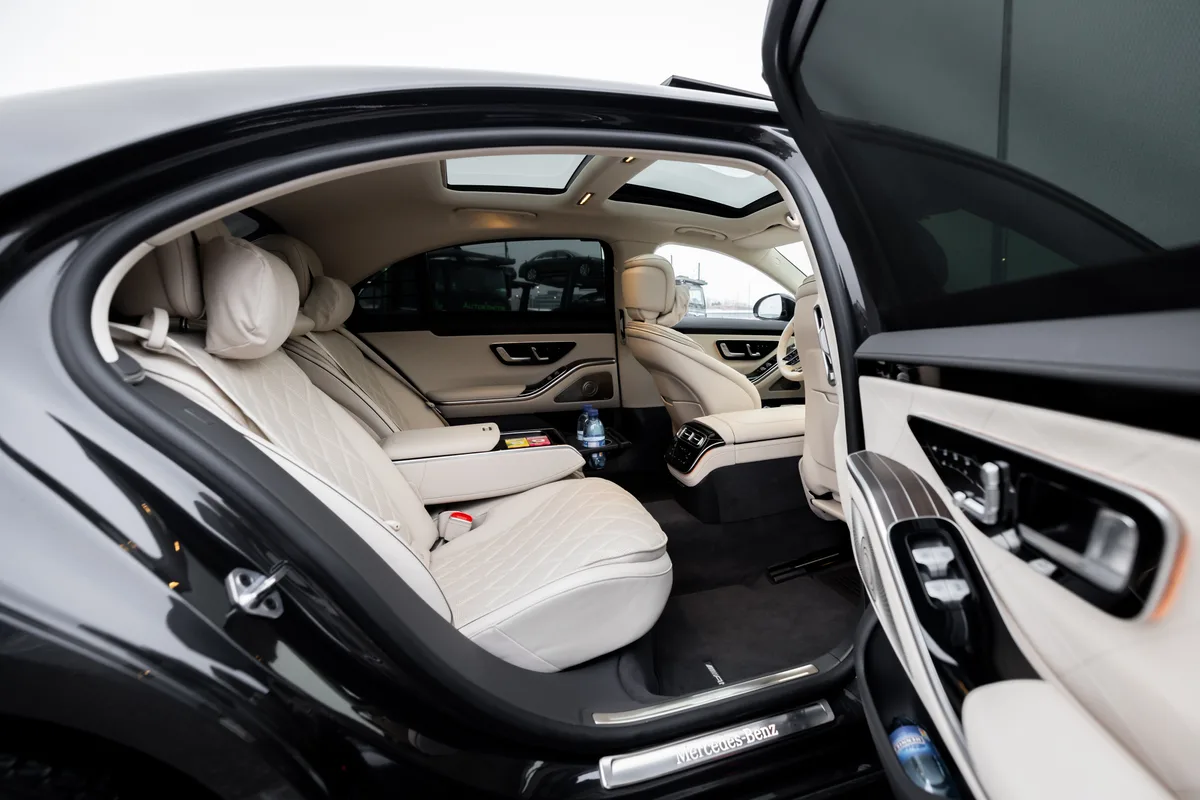 Blick aufs Interieur eines Nobel-Mercedes.